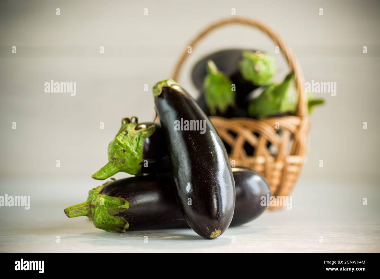 Reife lila Aubergine auf einem hölzernen Hintergrund Stockfoto