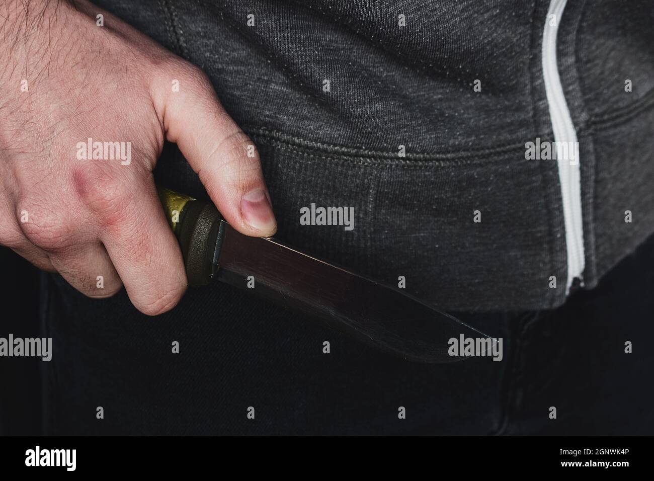 Einbrecher hält ein Messer in der Nähe Stockfoto