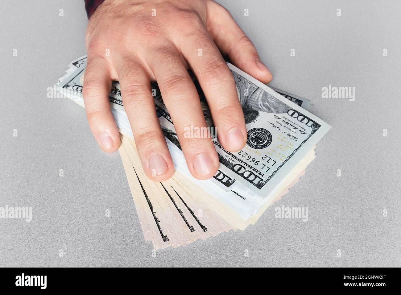 Hand und Geld auf dem Tisch Konzept Bestechung Stockfoto