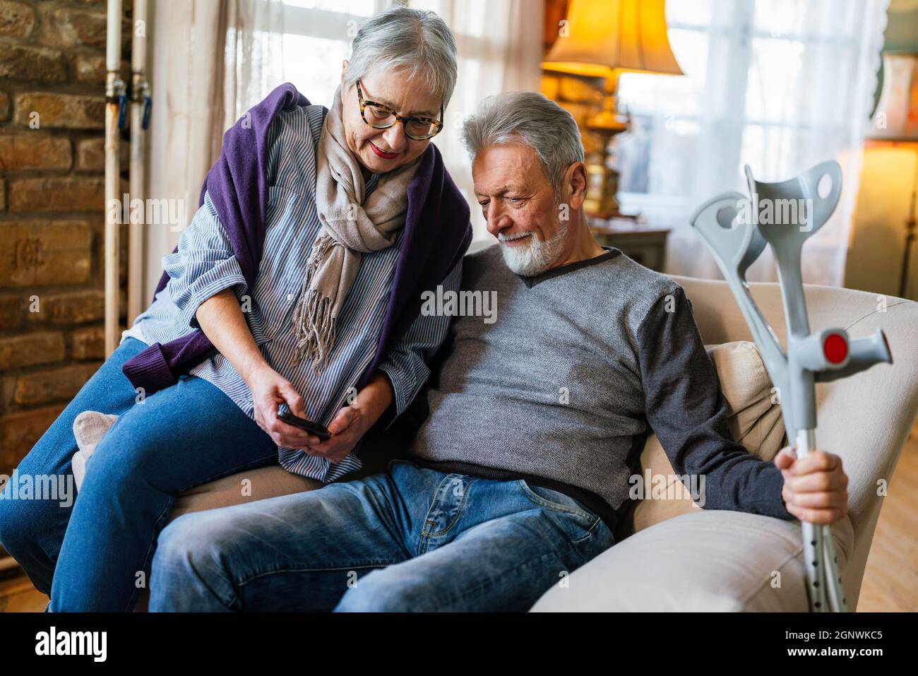 Liebevolle ältere Paar in einem Pflegeheim zusammen Stockfoto