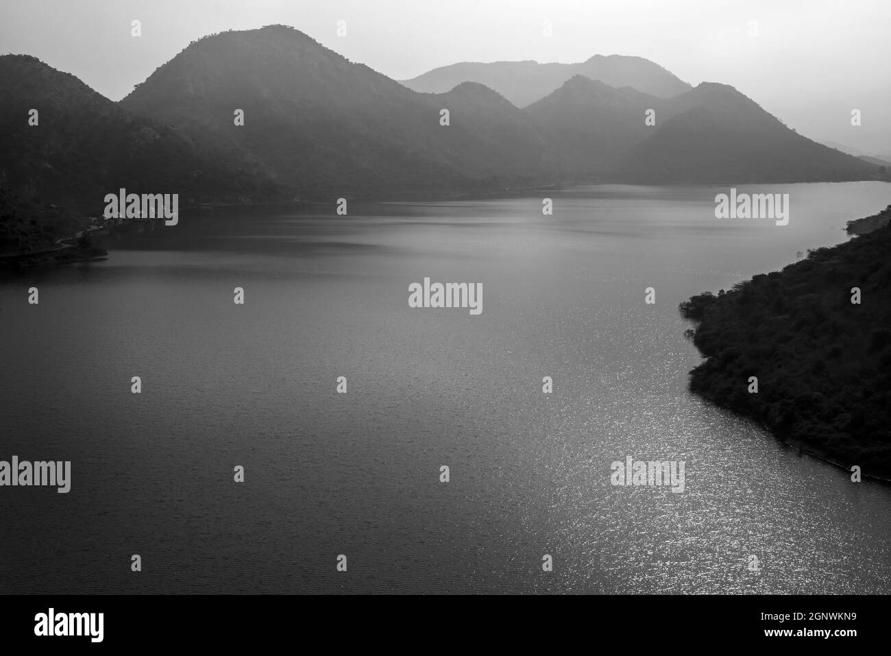 Schwarz-Weiß-Aufnahme mit hohem Kontrast von Badi Lake bei Tageslicht in Udaipur, Rajasthan Stockfoto