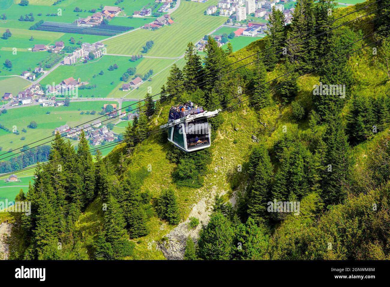 Doppeldeck-Seilzug mit offenem Oberdeck auf den Berg Stanserhorn, Kanton Nidwalden nahe der Grenze zu Obwalden, Schweiz. Stockfoto