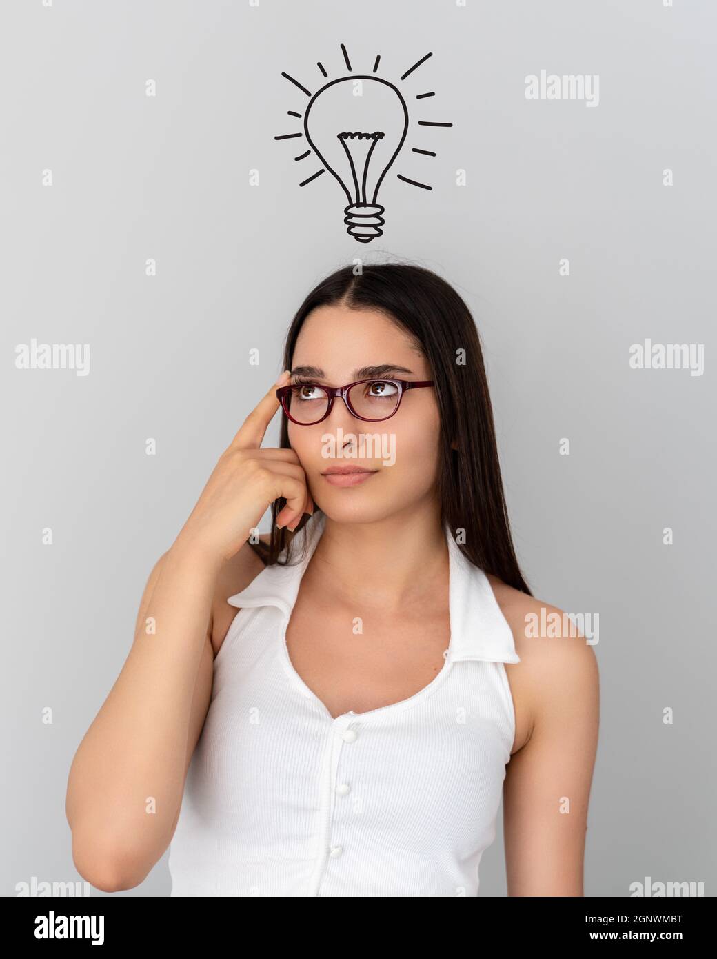 Junge denkende Frau mit abstrakter Glühbirne Zeichnung auf dem Kopf. Idee, Lösung, gehärtet Konzept. Hochwertige Fotos Stockfoto