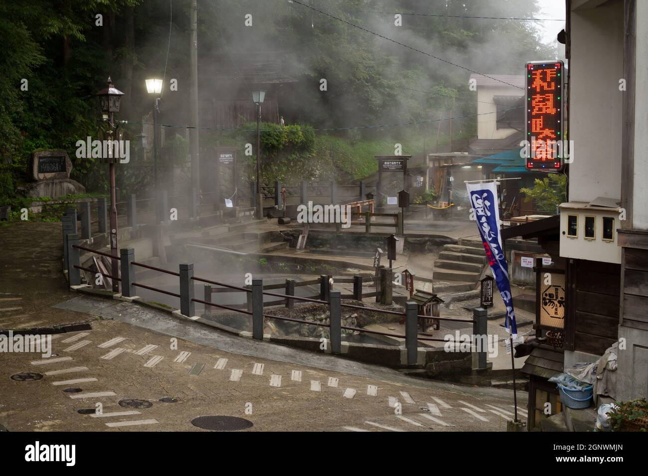 Nozawa onsen, Nagano, Japan, 2021-26-09 , Freies Onsen (öffentliches Bad) im Stadtzentrum von Nozawaonsen Stockfoto