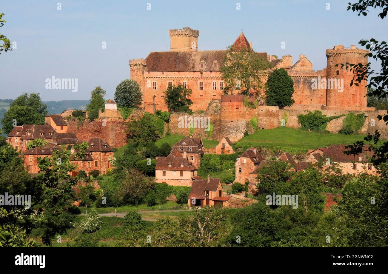 Lebhafter roter Stein der Stadt und des Schlosses von Castelneang-Bretenoux kurz nach Sonnenaufgang in Castelneg-Bretenoux, Lot, Frankreich Stockfoto