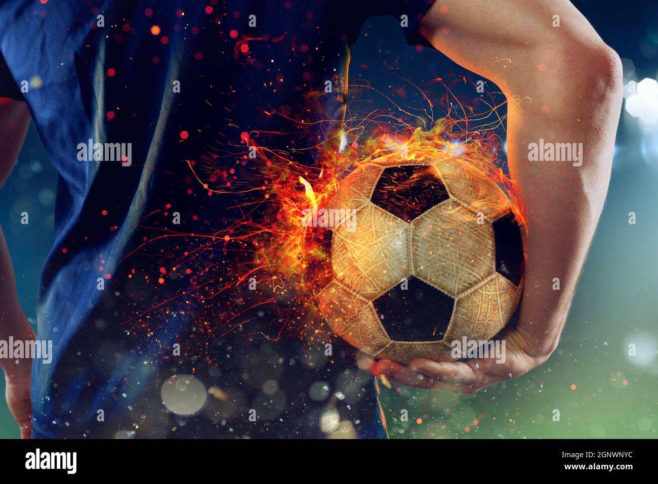 Fußballspieler bereit, mit feurigem Soccerball zu spielen Stockfoto