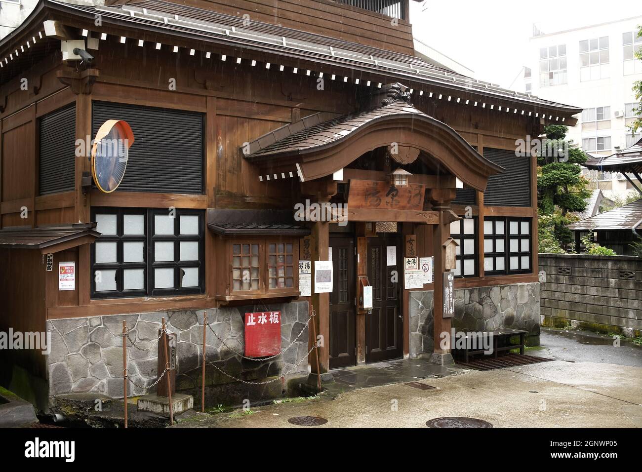 Nozawa onsen, Nagano, Japan, 2021-26-09 , Freies Onsen (öffentliches Bad) im Stadtzentrum von Nozawaonsen Stockfoto