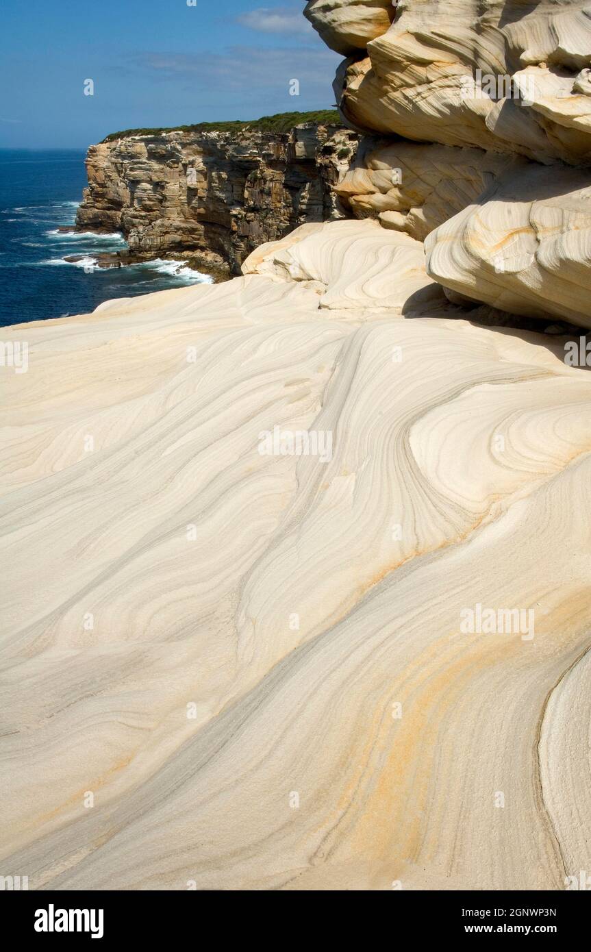 Royal National Park Küstenlinie Sandsteinfelsen und Wasser mit Sandsteinmustern im Vordergrund, Credit:Chris L Jones / Avalon Stockfoto
