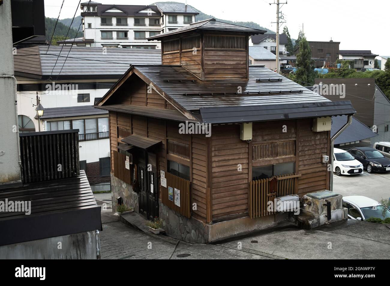 Nozawa onsen, Nagano, Japan, 2021-26-09 , Freies Onsen (öffentliches Bad) im Stadtzentrum von Nozawaonsen Stockfoto