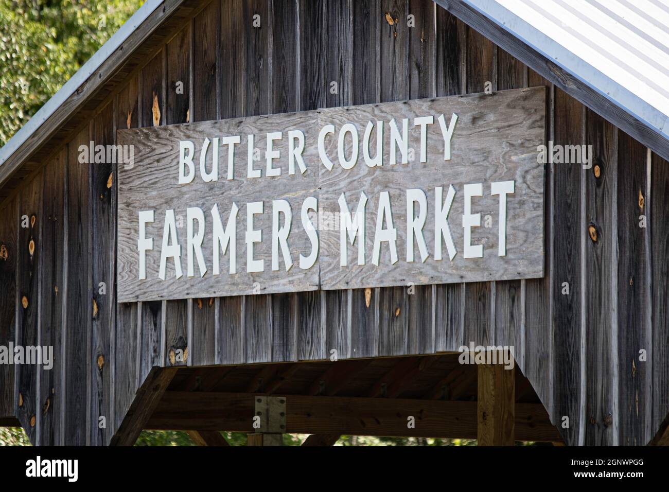 Nahaufnahme des Butler County Farmers Market-Schildes an einem Veranstaltungsort im Freien. Stockfoto