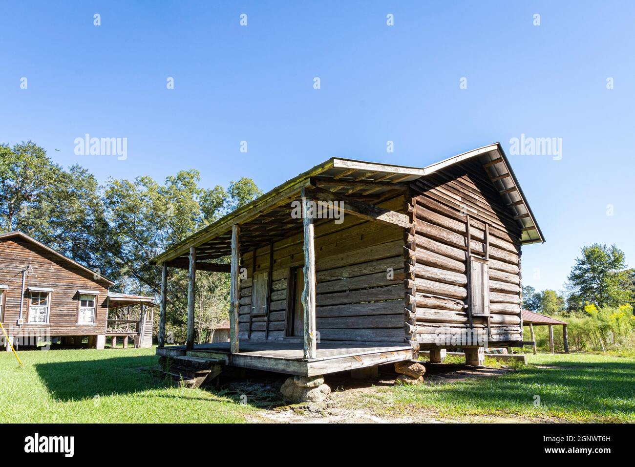 Luverne, Alabama, USA - 24. September 2021: Eine Blockhütte, die im Crenshaw County Historical Society Museum im ländlichen Crenshaw County gefunden wurde. Stockfoto