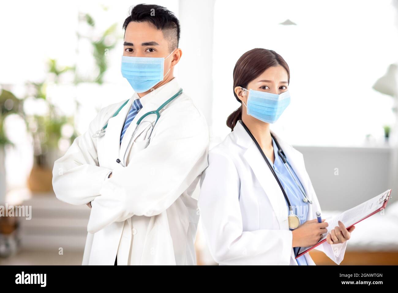 Zwei Ärzte Gesichter tragen Schutzmaske im Krankenhaus Stockfoto