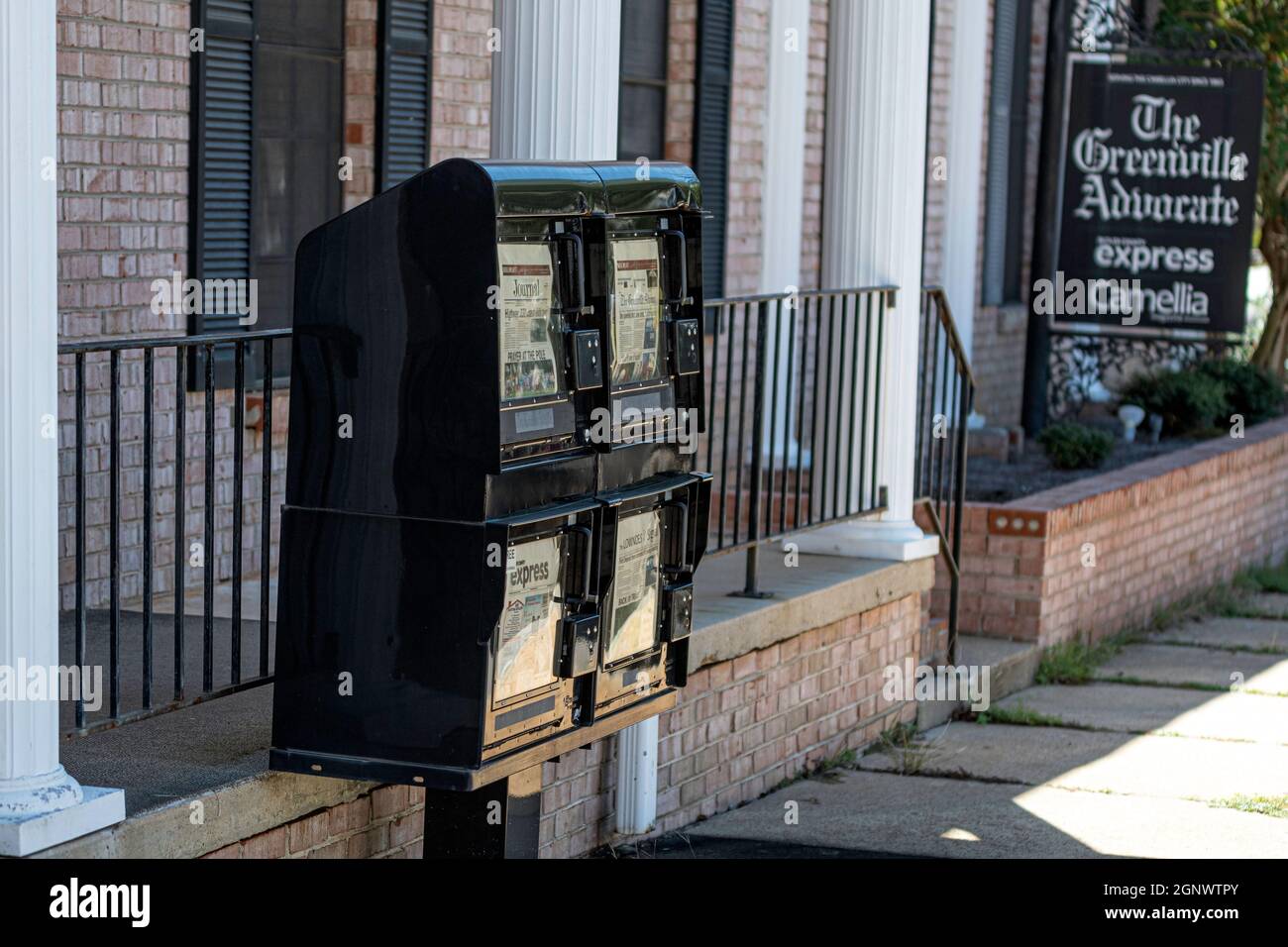 Greenville, Alabama, USA - 24. September 2021: Papierkartons vor dem Büro für den Greenville Advocate, die lokale Zeitung, die der Camilla Cit dient Stockfoto