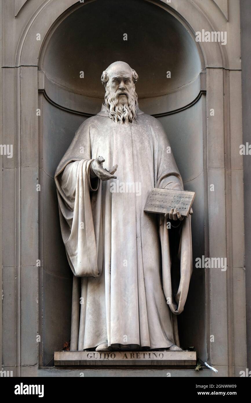 Guido Aretino, Statue, die in den Nischen der Uffizien Kolonnade. Die erste Hälfte des 19. Jahrhunderts von 28 Statuen von berühmten Menschen in F besetzt waren Stockfoto