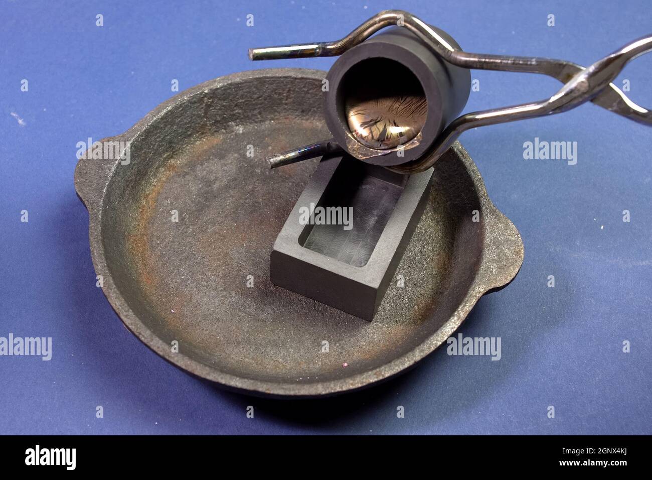 Ein Blei schmelzen, geschmolzenes Blei Metall Proben Stockfoto