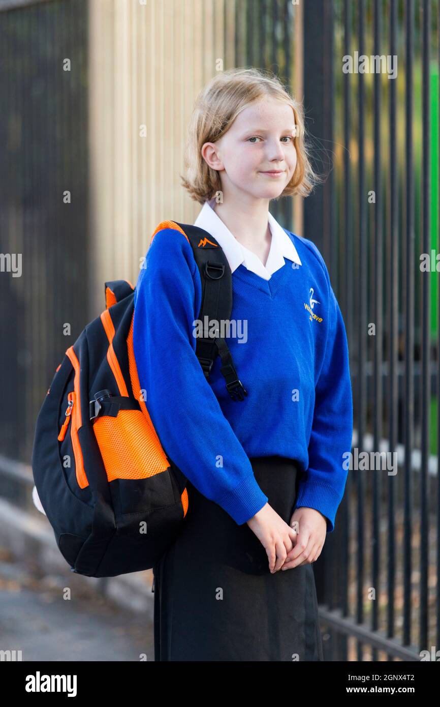 Jahr 7 Mädchen / Schülerin Schüler / Schüler / Kind / Kind in neuer Uniform Ankunft am ersten 1. Tag der Sekundarstufe. Herbstsemester. VEREINIGTES KÖNIGREICH (127) Stockfoto