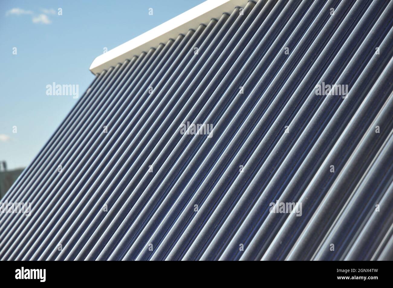 Nahaufnahme auf Solar-Wasser-Panels Heizung Glasröhren texturierten Hintergrund. Stockfoto