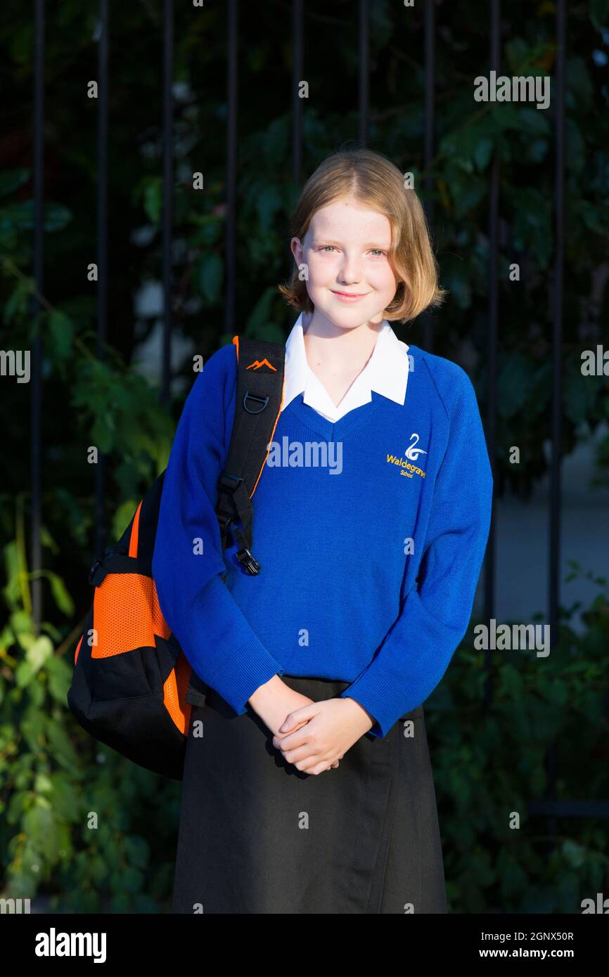 Jahr 7 Mädchen / Schülerin Schüler / Schüler / Kind / Kind in neuer Uniform Ankunft am ersten 1. Tag der Sekundarstufe. Herbstsemester. VEREINIGTES KÖNIGREICH (127) Stockfoto
