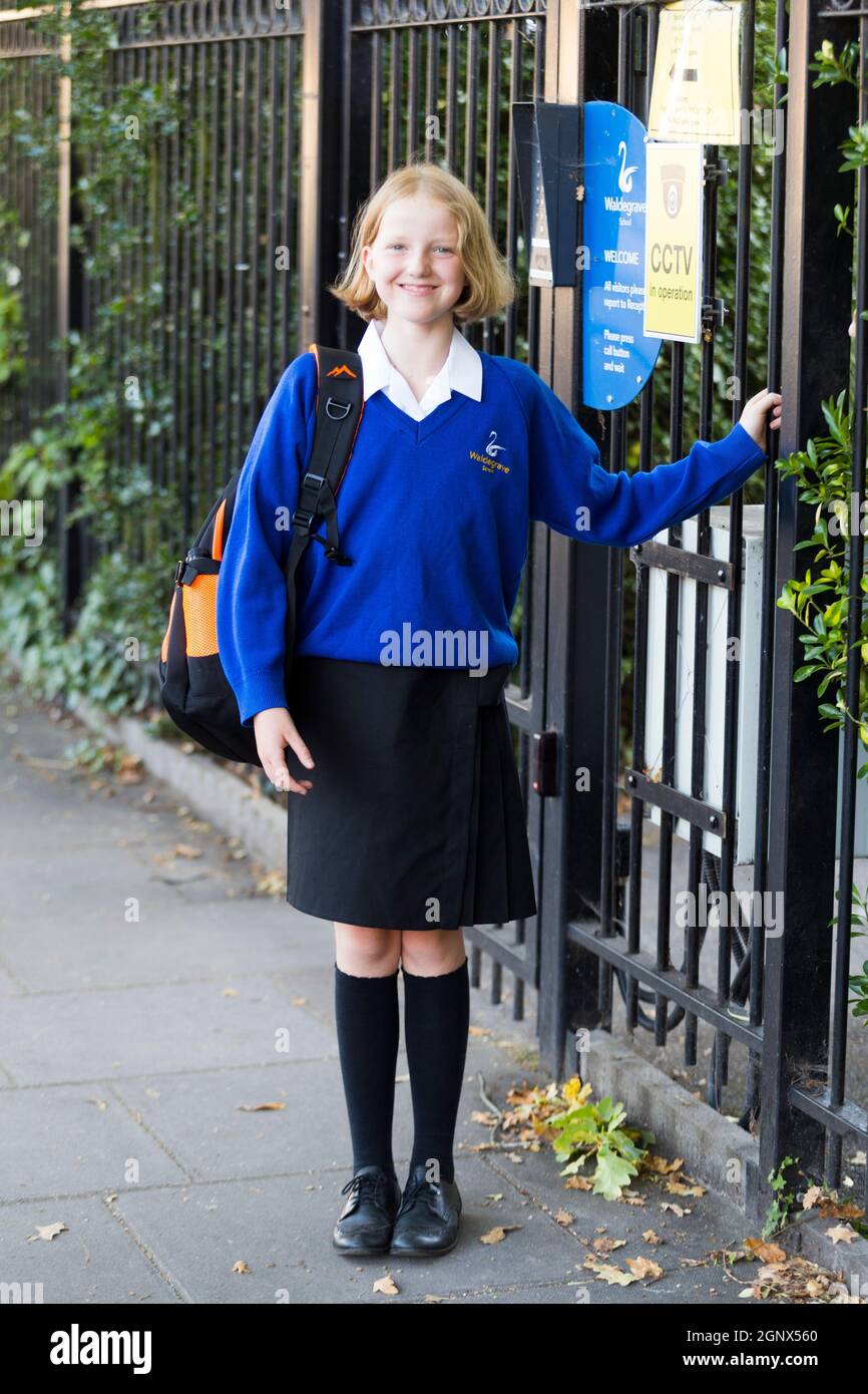 Jahr 7 Mädchen / Schülerin Schüler / Schüler / Kind / Kind in neuer Uniform Ankunft am ersten 1. Tag der Sekundarstufe. Herbstsemester. VEREINIGTES KÖNIGREICH (127) Stockfoto