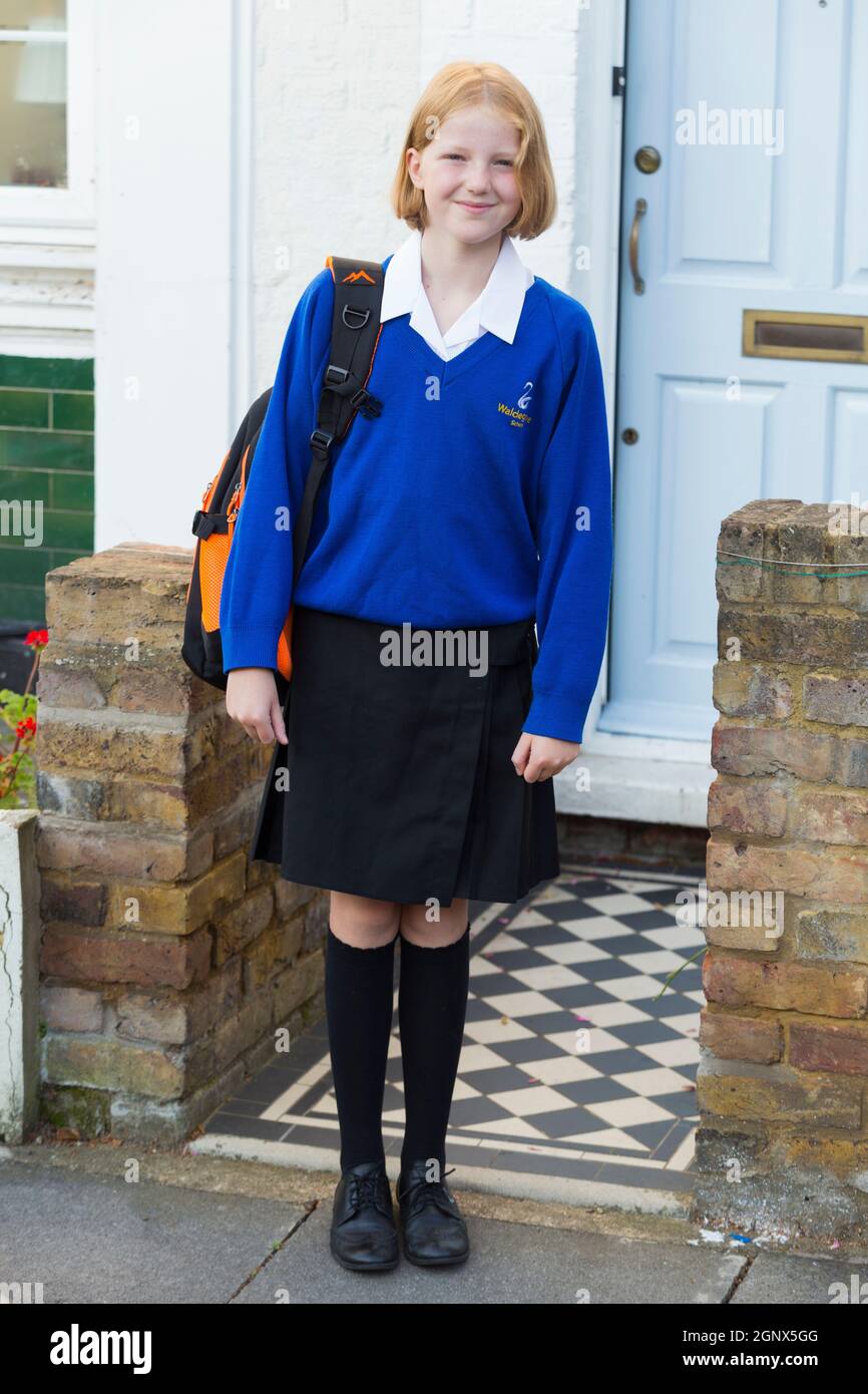 Jahr 7 Mädchen / Schülerin / Schülerin / Kind / Kind in neuer Uniform Verlassen des Hauses am ersten 1. Schultag zu Beginn der Sekundarstufe. VEREINIGTES KÖNIGREICH (127) Stockfoto