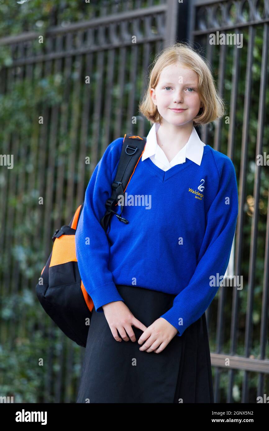 Jahr 7 Mädchen / Schülerin Schüler / Schüler / Kind / Kind in neuer Uniform Ankunft am ersten 1. Tag der Sekundarstufe. Herbstsemester. VEREINIGTES KÖNIGREICH (127) Stockfoto