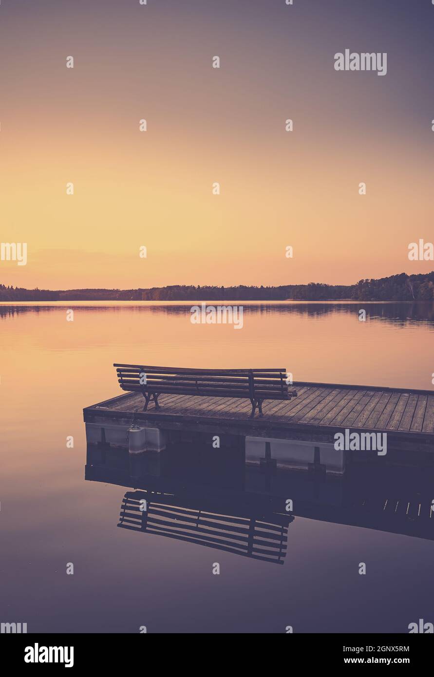 Hölzerner Seebrücke bei Sonnenuntergang, Farbtonung angewendet. Stockfoto