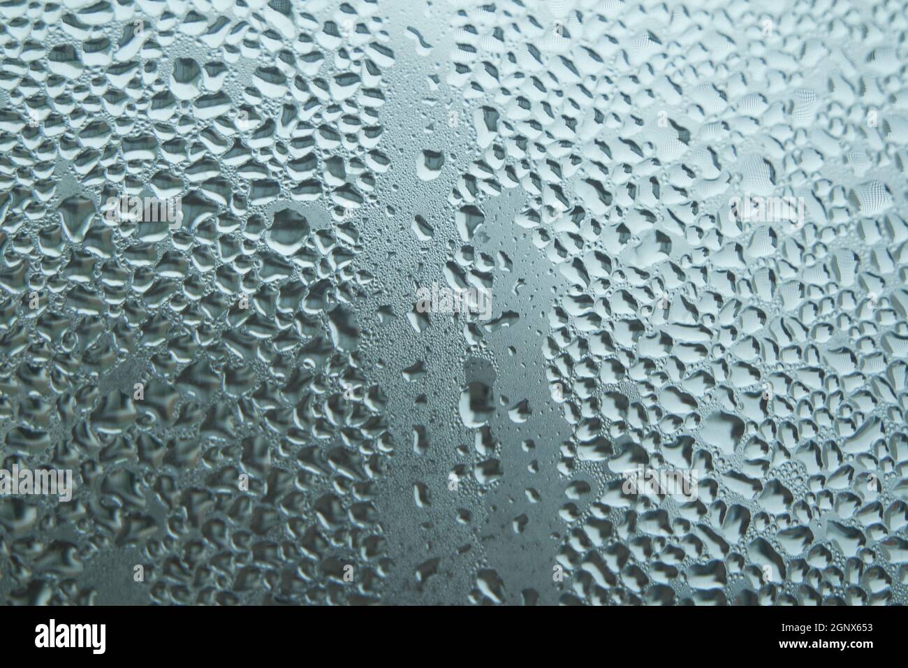 Helle graue Farbe glasige Textur, mit Wassertropfen darauf. Wassertropfen glasiger Hintergrund Stockfoto