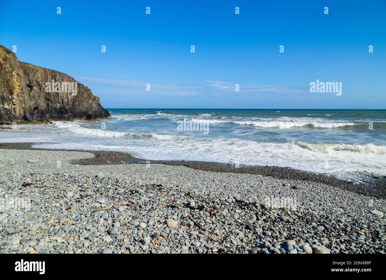 Sonniger Tag an einem Rocky Rugged Beach mit Blick auf das Meer an der Copper Coast, Irland Stockfoto