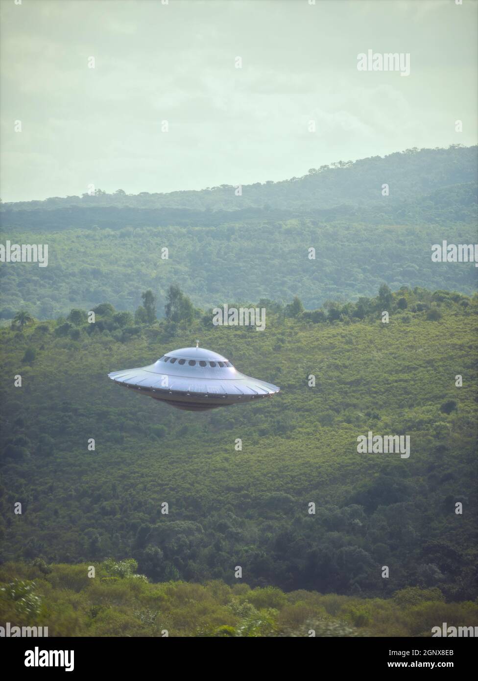 3D-Illustration eines UFO, nicht identifiziertes fliegendes Objekt, Gravitation über den Wald und Bergketten. Beschneidungspfad enthalten. Stockfoto