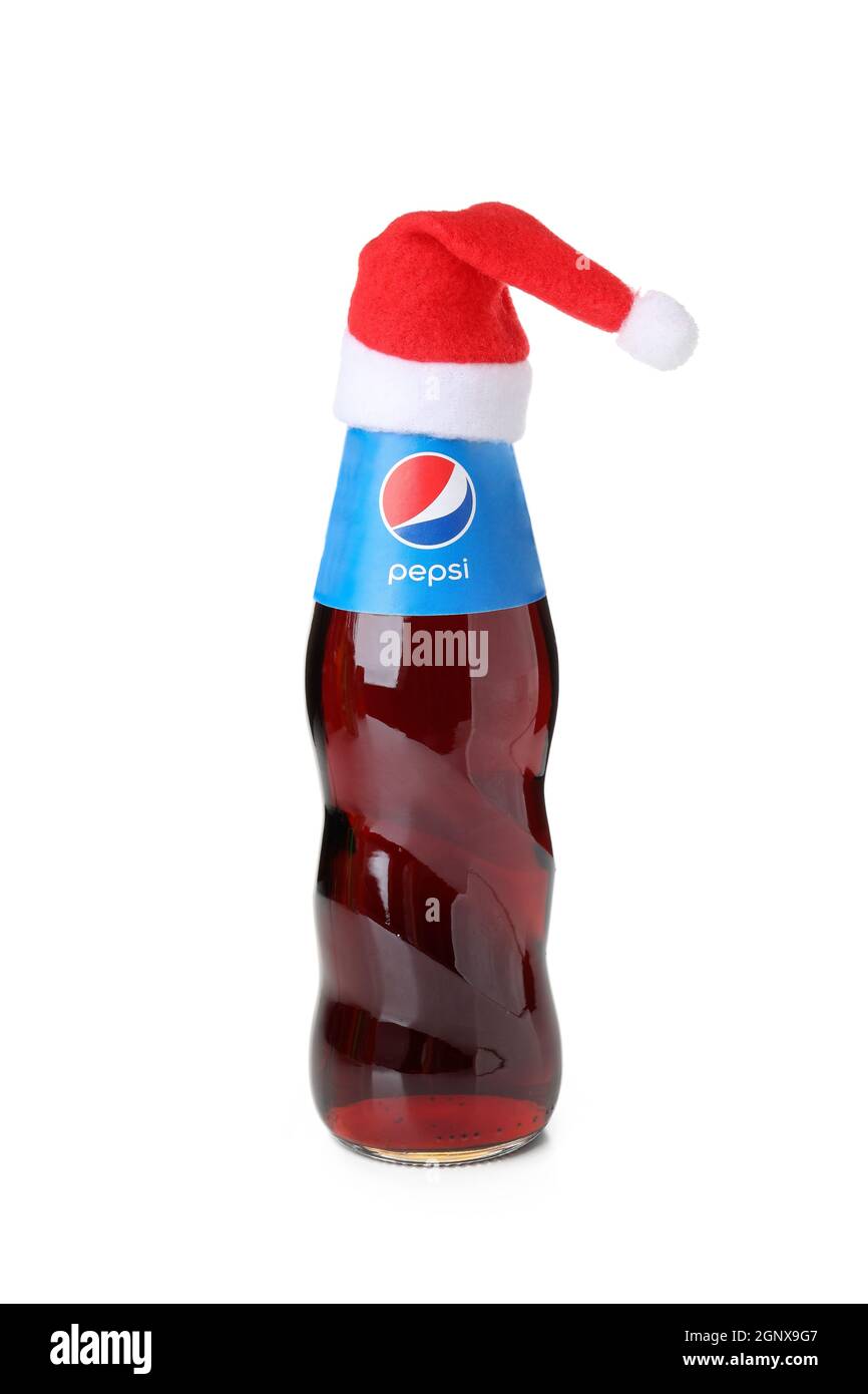 Odessa, Ukraine - 23. September 2021: Pepsi-Flasche mit Weihnachtsmann-Hut isoliert auf weißem Hintergrund. Stockfoto