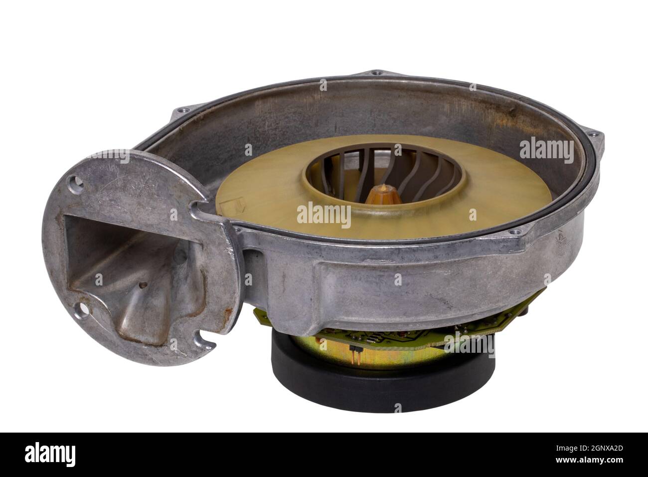 Ersatzteile isoliert. Nahaufnahme eines gebrauchten elektrischen Ventilators als Teil eines Gasbrenners in einem Brennwertkessel. Beschneidungspfad. Konzept von Energie und Umwelt Stockfoto