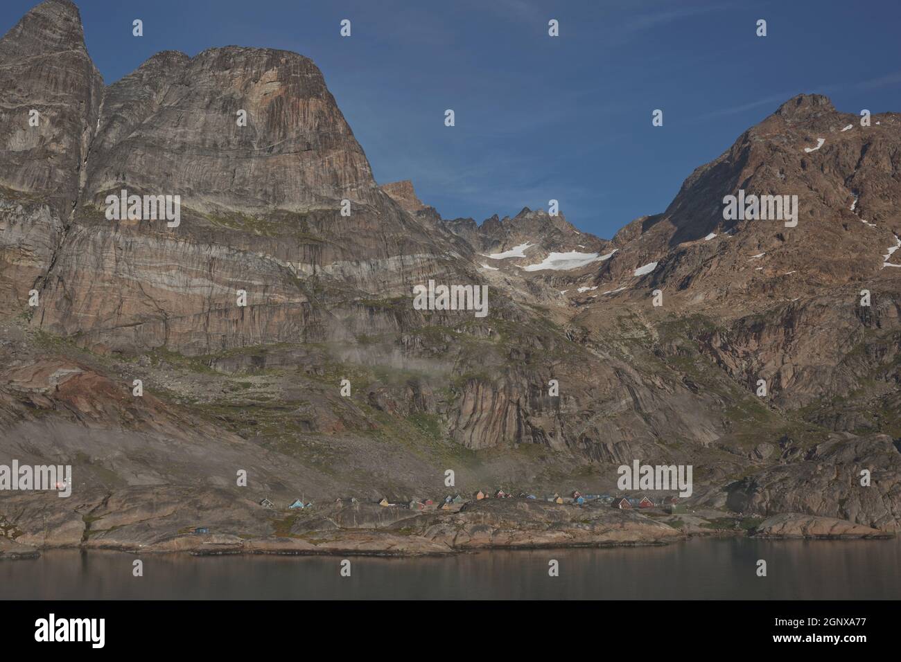 Aappilattoq Dorf im Prinz-Christian-Sund Fjord in Südgrönland hat eine Bevölkerung von 100 Einwohnern. Stockfoto