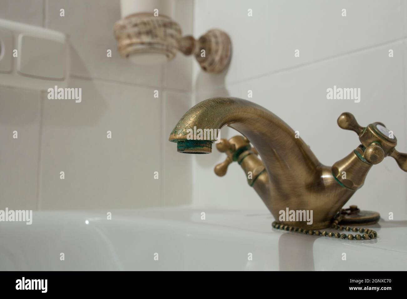 Kupfer retro Stil Waschbecken Wasserhahn. Stecker mit Kette Stockfoto