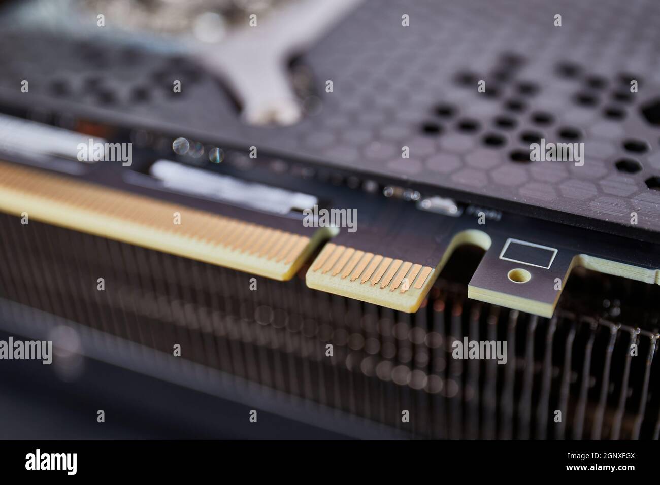 Details zum PCI-Express-PCIe-Anschluss auf einer High-End-Grafikkarte mit  Kühlkörper auf der Rückplatte aus Metall Stockfotografie - Alamy