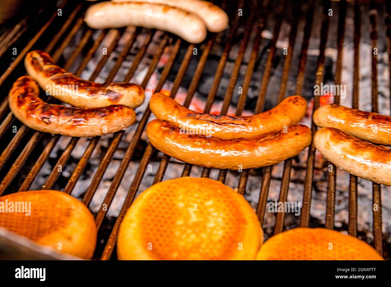 Grill mit Deutscher Bratwurst Stockfoto