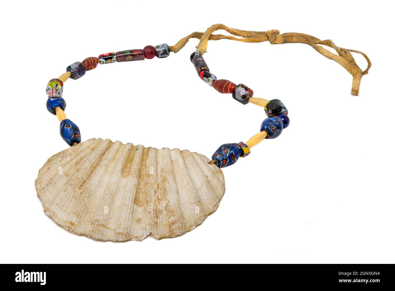 Indische Halskette mit einer großen Muschel und alten Glasperlen Auf einer Lederschnur isoliert auf weiß Stockfoto