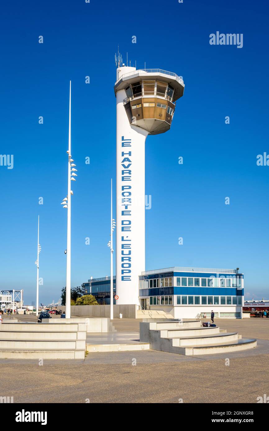 Kontrollturm und Hafenmeisterbüro im Hafen von Le Havre, Frankreich. Stockfoto