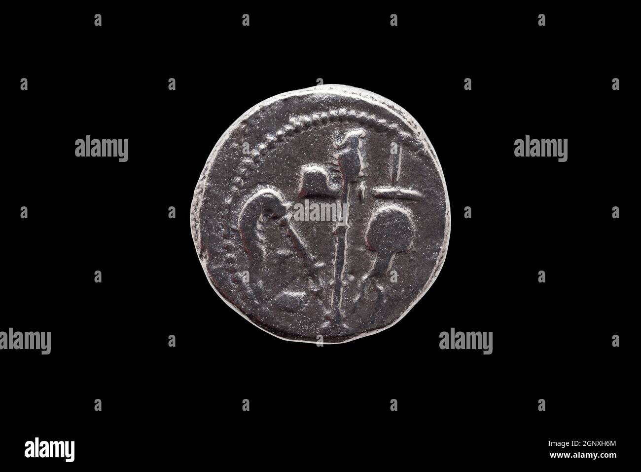 Silber römischen Denar Münze Replik des römischen Kaisers Julius Caesar feiert seine Eroberung von Gallien Rückseite zeigt Opfergerät isoliert auf Stockfoto