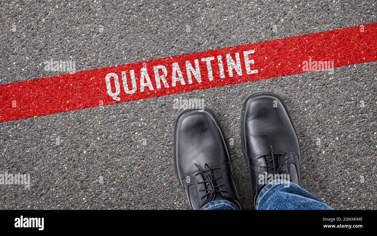 Rote Linie auf Asphalt - Quarantäne Stockfoto