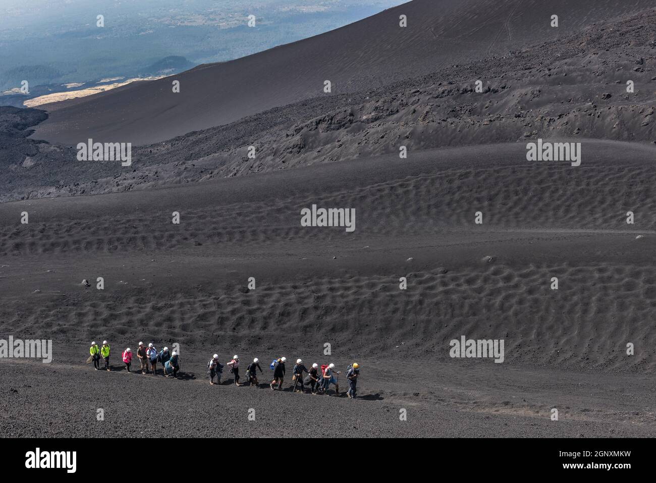 Eine Gruppe von Touristen auf einer geführten Wanderung auf den Ätna, Sizilien, Italien Stockfoto