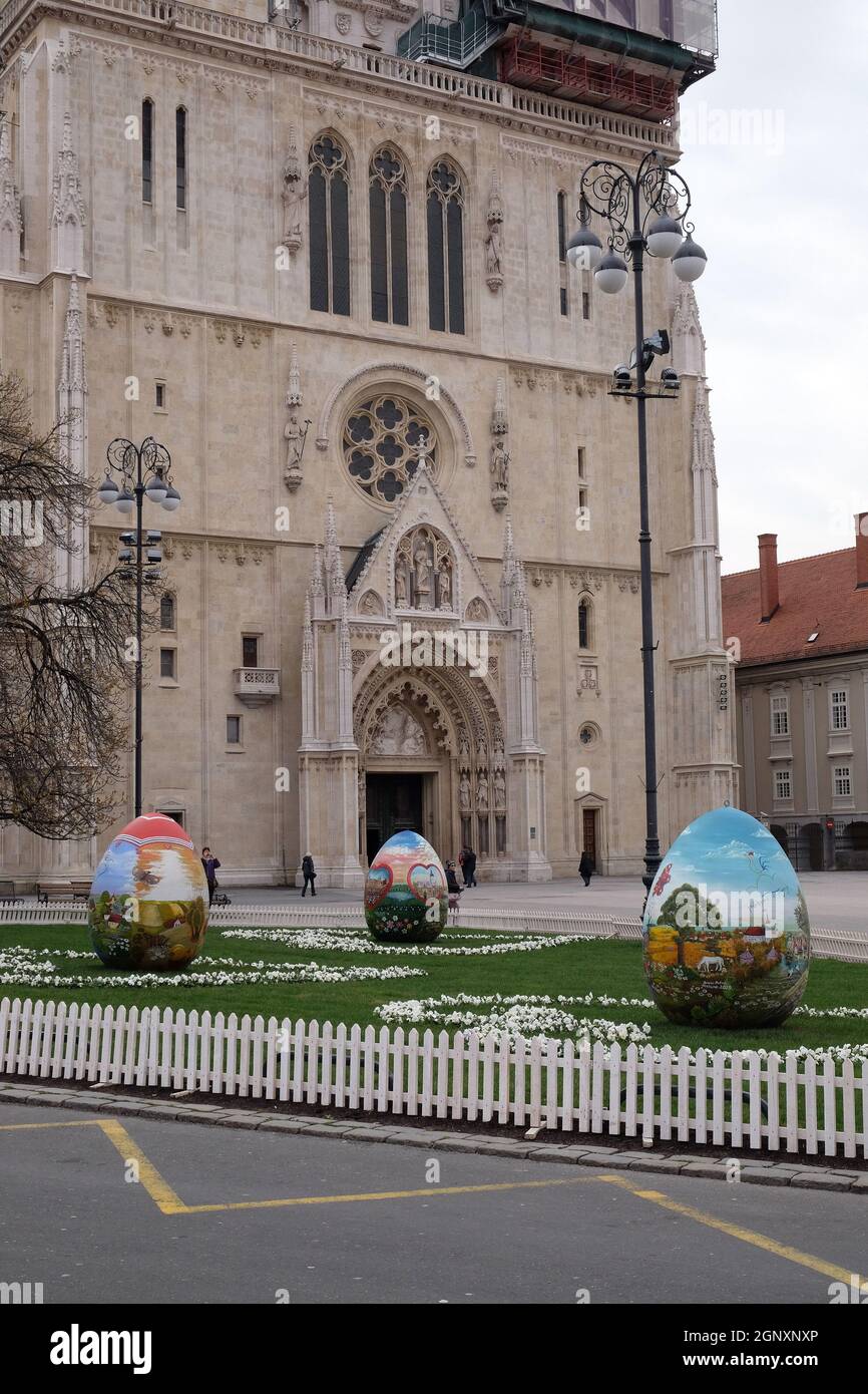 Ostern in Zagreb. Ostereier auf dem Platz vor der Kathedrale von Zagreb, Kroatien Stockfoto