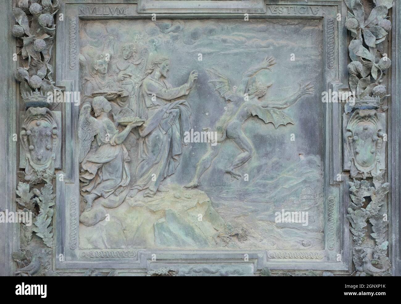 Jesus Christus, der vom Teufel in der Wüste versucht wurde, Skulpturen aus der Schule von Giambologna, die sich im linken Portal der Kathedrale St. Mary of the befinden Stockfoto