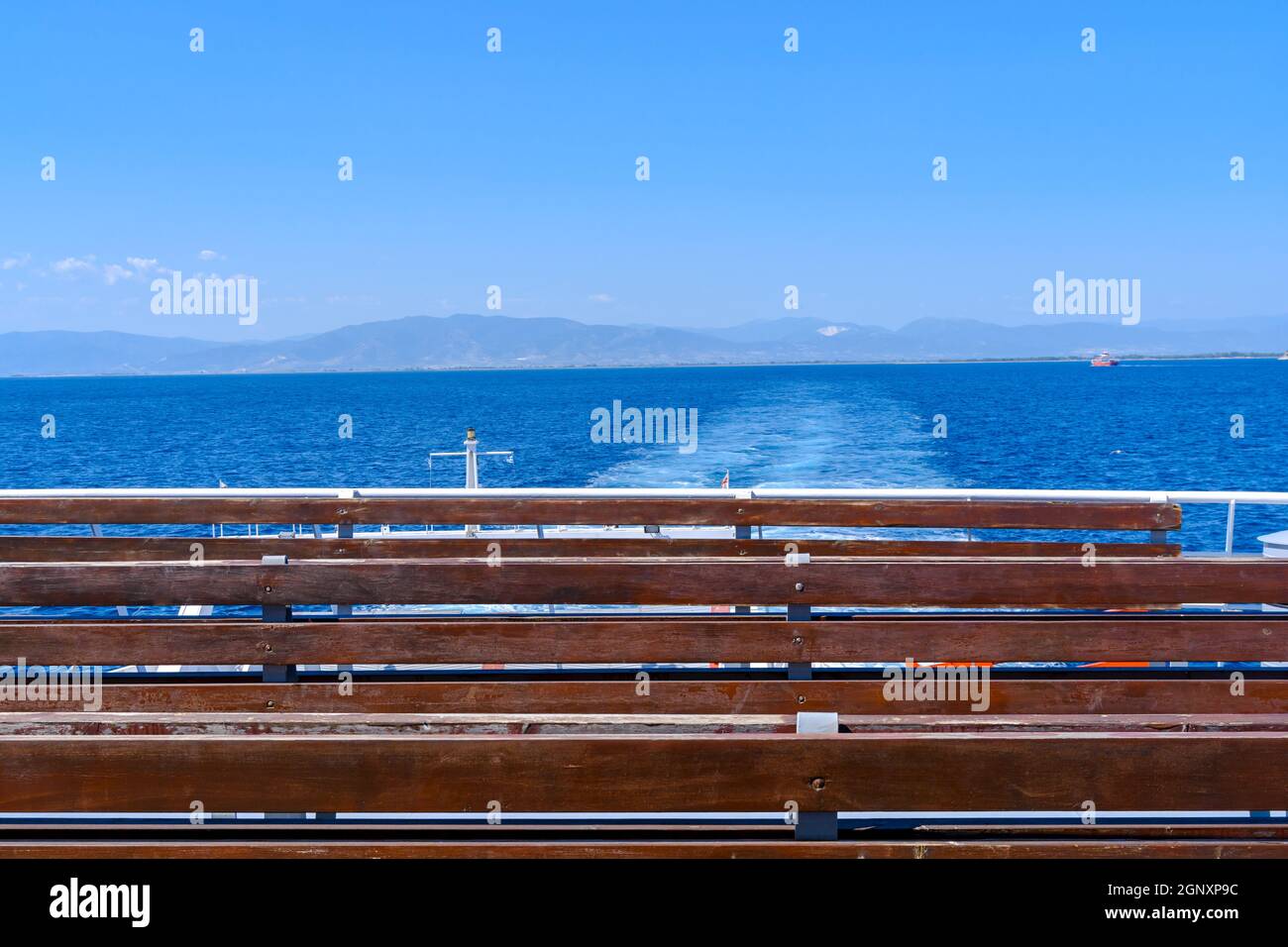 Freier Sitzplatz auf dem Deck der Fähre, Griechenland Stockfoto