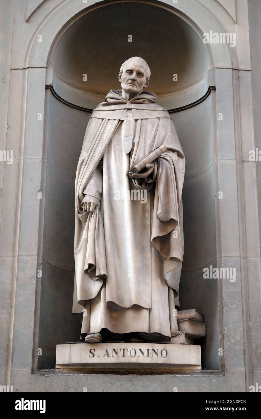 Hl. Antoninus, Statue, die in den Nischen der Uffizien Kolonnade. Die erste Hälfte des 19. Jahrhunderts von 28 Statuen von berühmten Menschen in besetzt waren Stockfoto