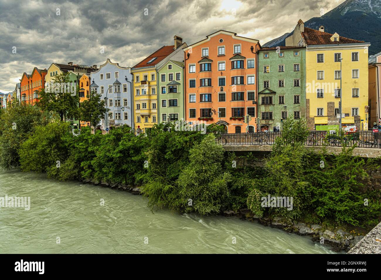Wohnungen mit farbenfrohen Fassaden blicken auf den Inn River. Innsbruck, Südtirol, Österreich Stockfoto