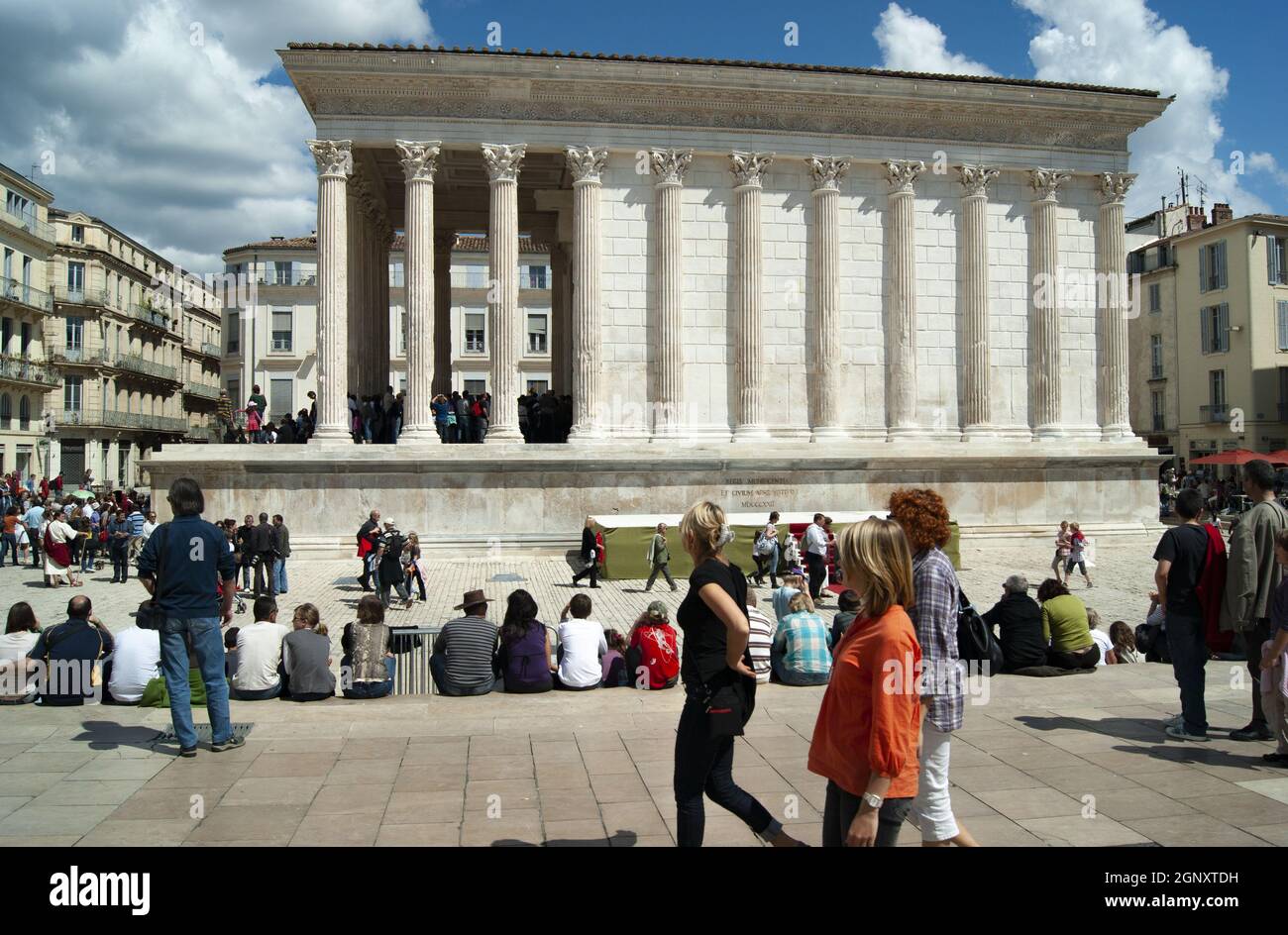 Nimes - Frankreich - April 24 2011 : Historischer römischer Tempel, das Maison Carree perfekt erhaltenes antikes Monument Sommertag mit Touristen, die das besuchen Stockfoto