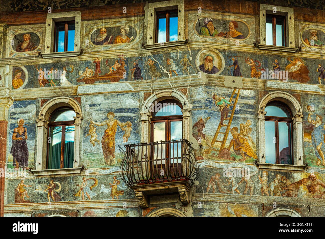Fresken an der Fassade eines historischen Hauses auf der Piazza Duomo in Trient. Trient, autonome Provinz Trient, Trentino-Südtirol, Italien, Europa Stockfoto