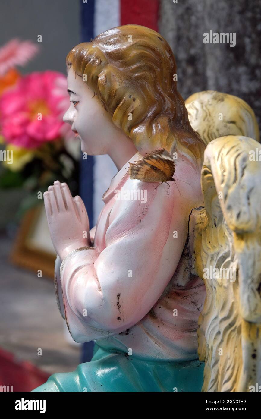 Engel am Grab des kroatischen Jesuitenmissionars Ante Gabric hinter der katholischen Kirche in Kumrokhali, Westbengalen, Indien Stockfoto