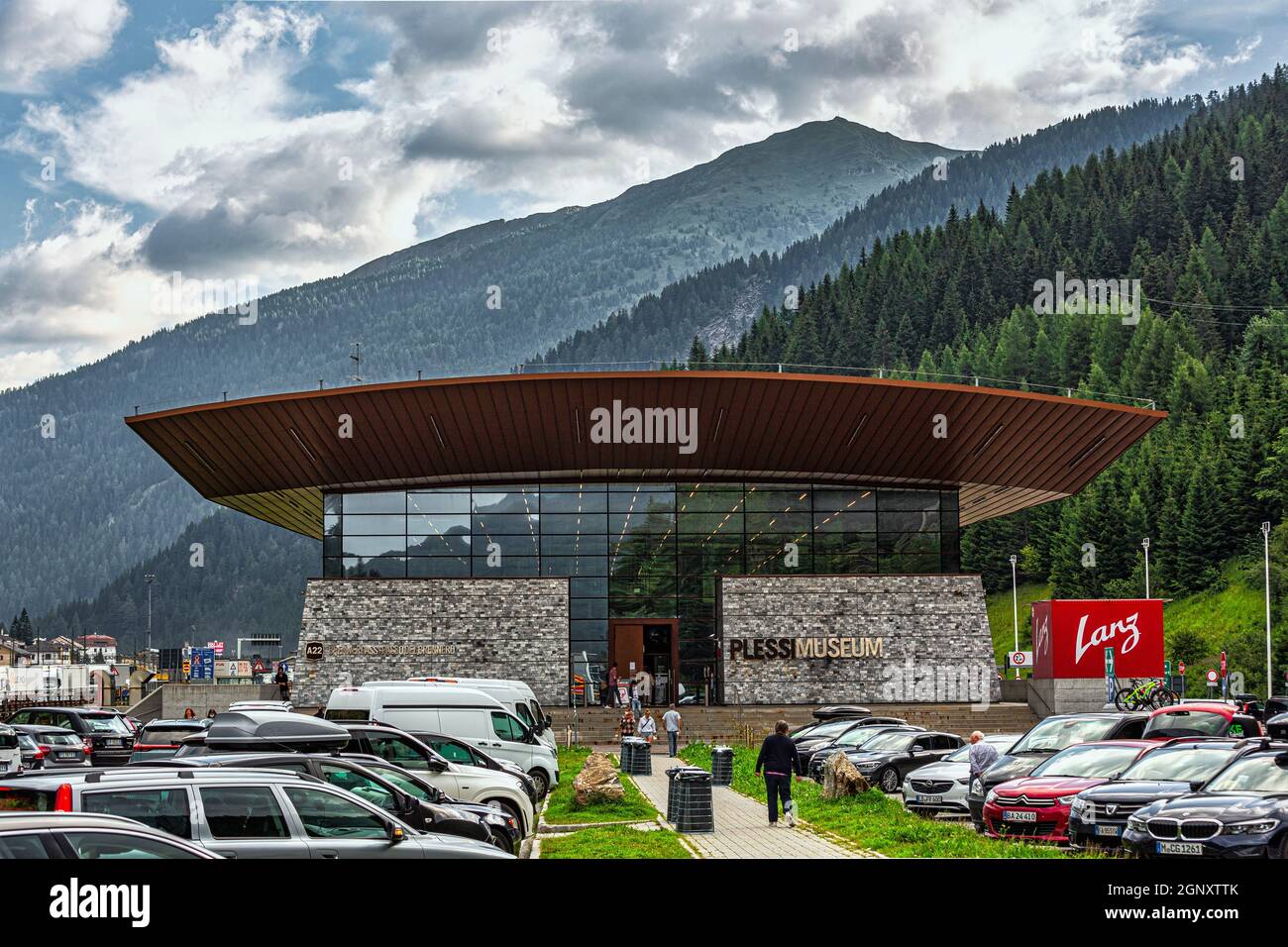 Brennerautobahn. Plessi ist der Name des Künstlers und auch der Name des Servicebereichs. Bozen, Trentino-Südtirol, Italien, Europa Stockfoto