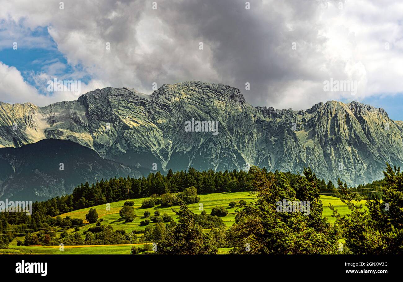Gipfel und Gebirgszüge der Alpen an der Grenze zwischen Italien und Österreich. Brennerpass, Italien, Europa Stockfoto
